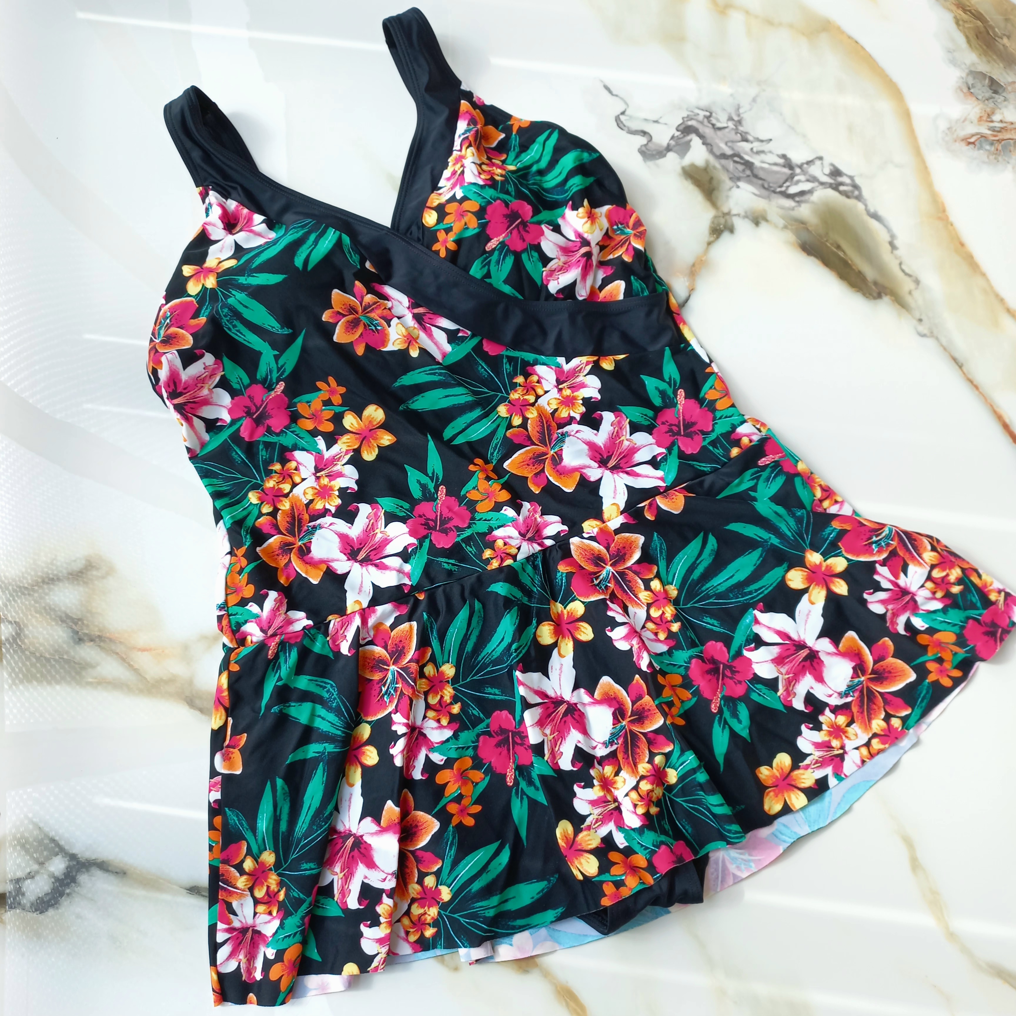 مایو زنانه دامن شورتکی کاپ دار بدون فنر مشکی طرح گل برند اروپایی تی یو ضد کلر