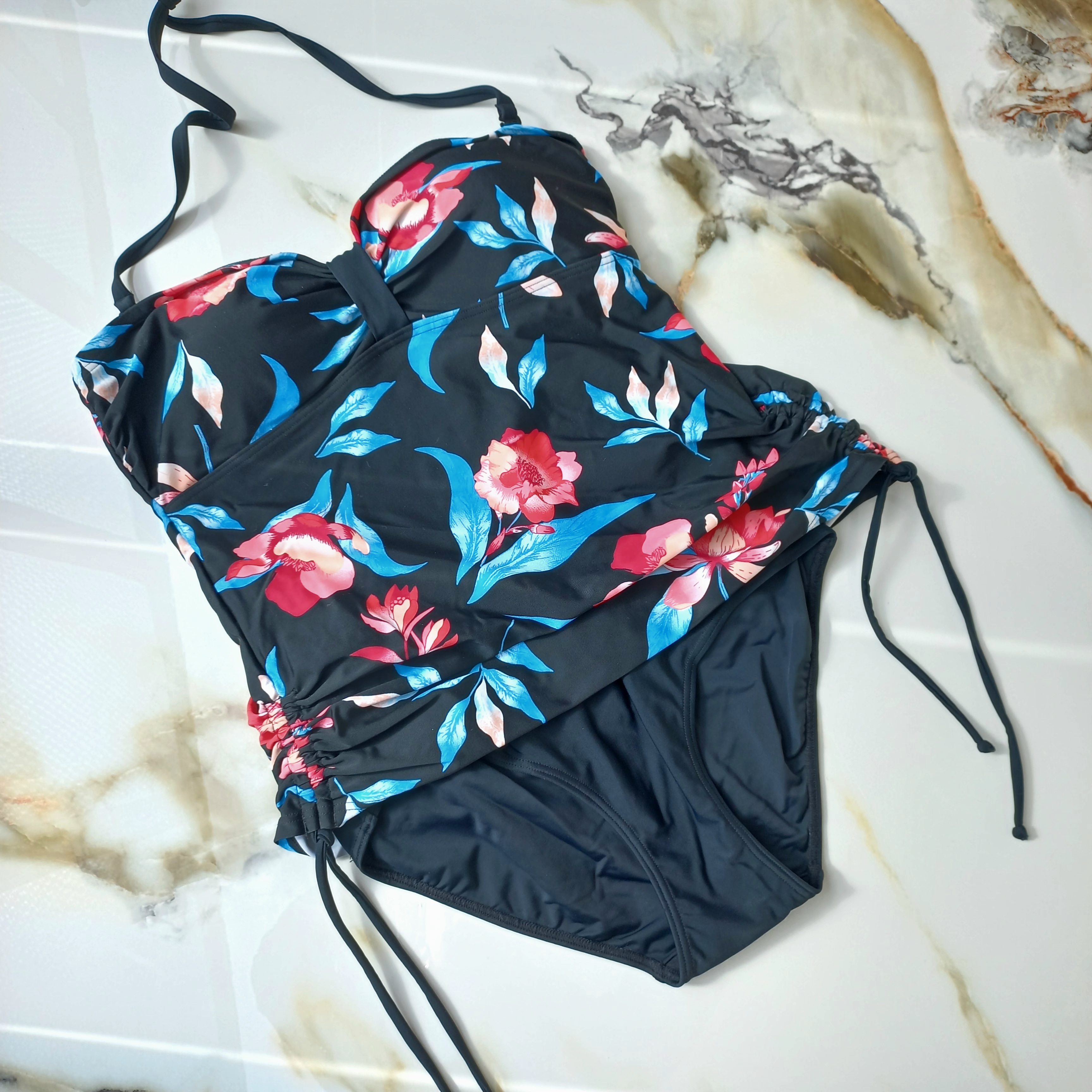 مایو زنانه تاپ شورتکی کاپ دار بدون فنر مشکی طرح دار برند اروپایی جورج ضد کلر