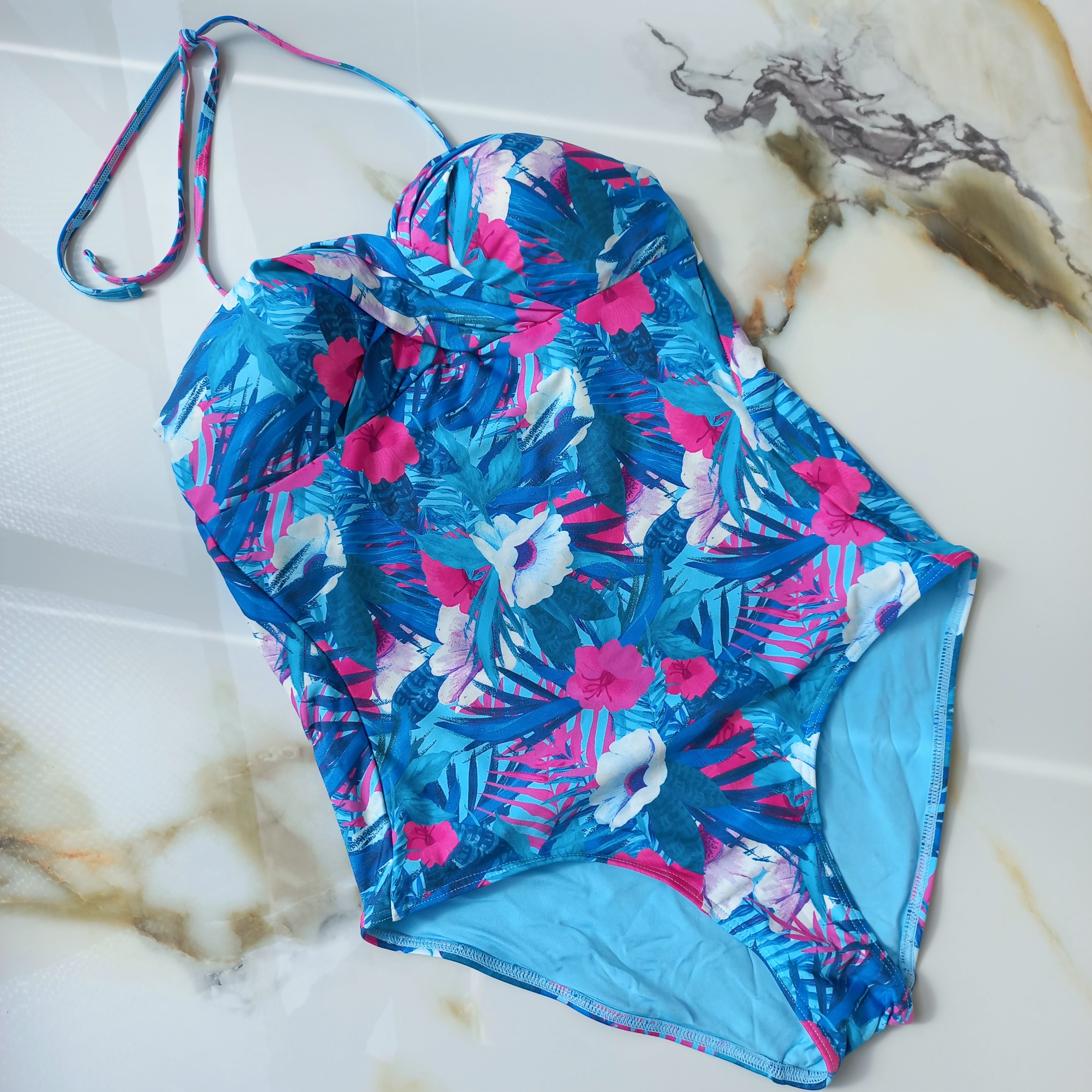 مایو زنانه دکلته گردنی کاپ دار بدون فنر آبی گلدار برند اروپایی جان لویز ضد کلر