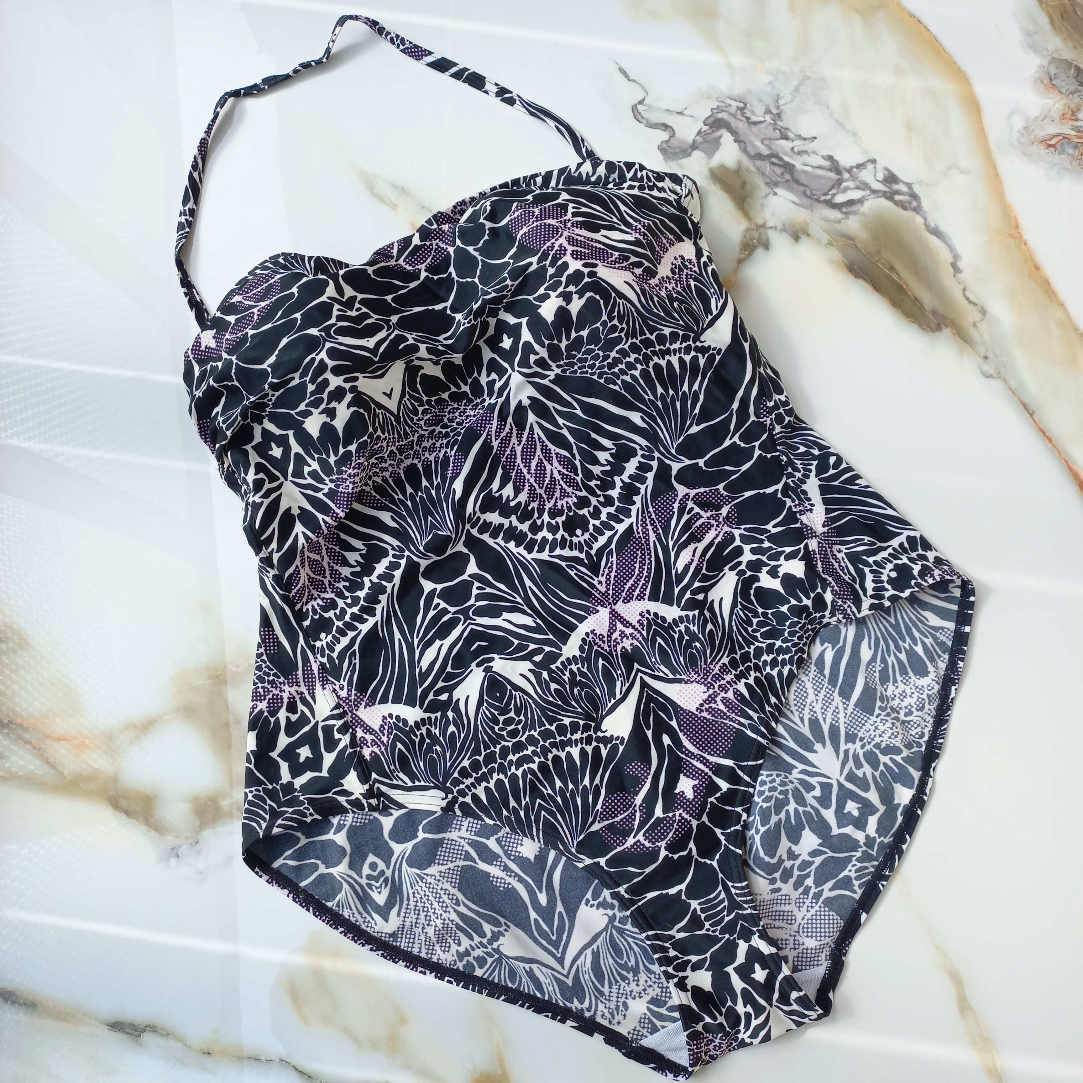 مایو زنانه دکلته گردنی کاپ دار بدون فنر مشکی طرحدار برند اروپایی اف اند اف ضد کلر