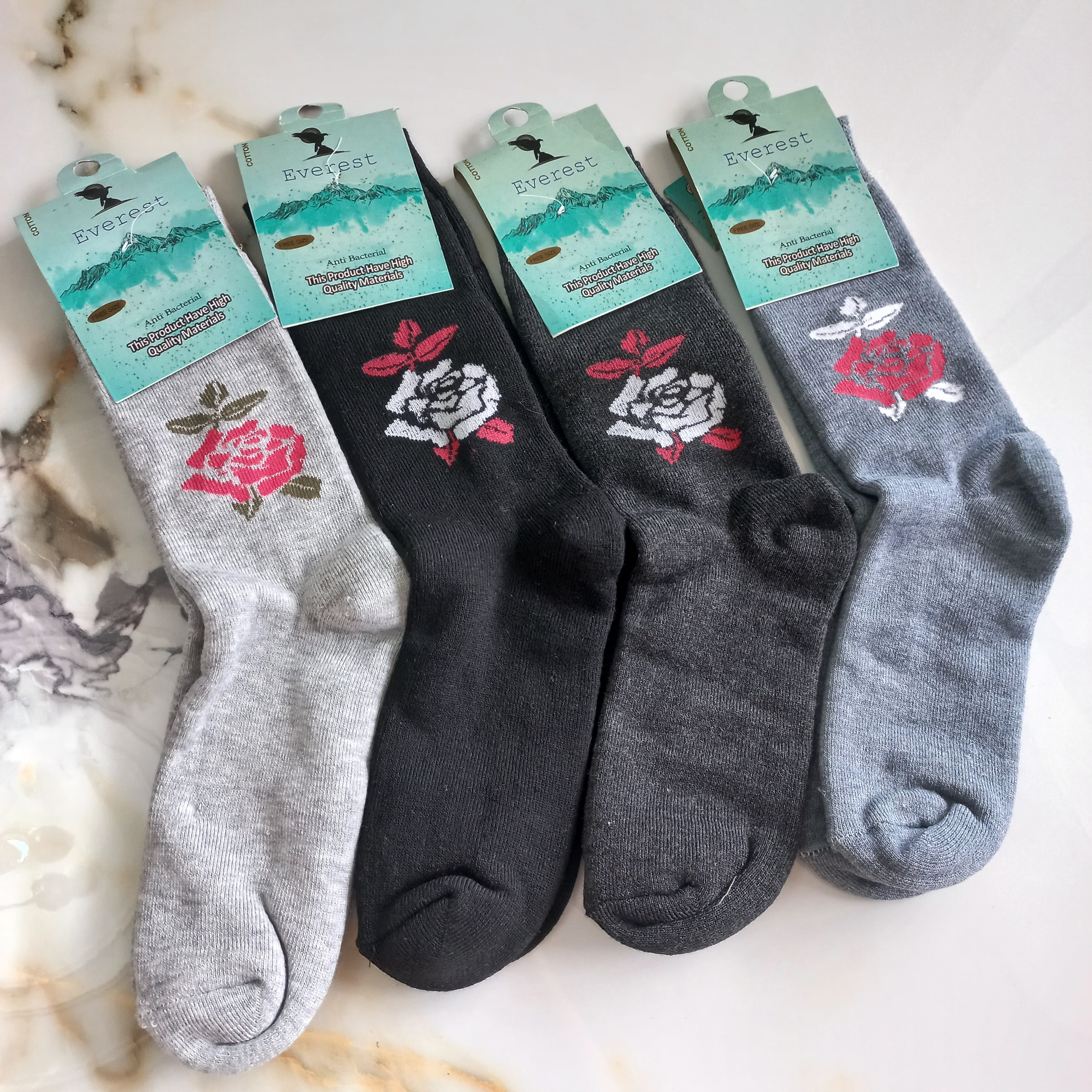 جوراب زنانه ساق بلند نخی ضخیم داخل کورکی طرح گل رز