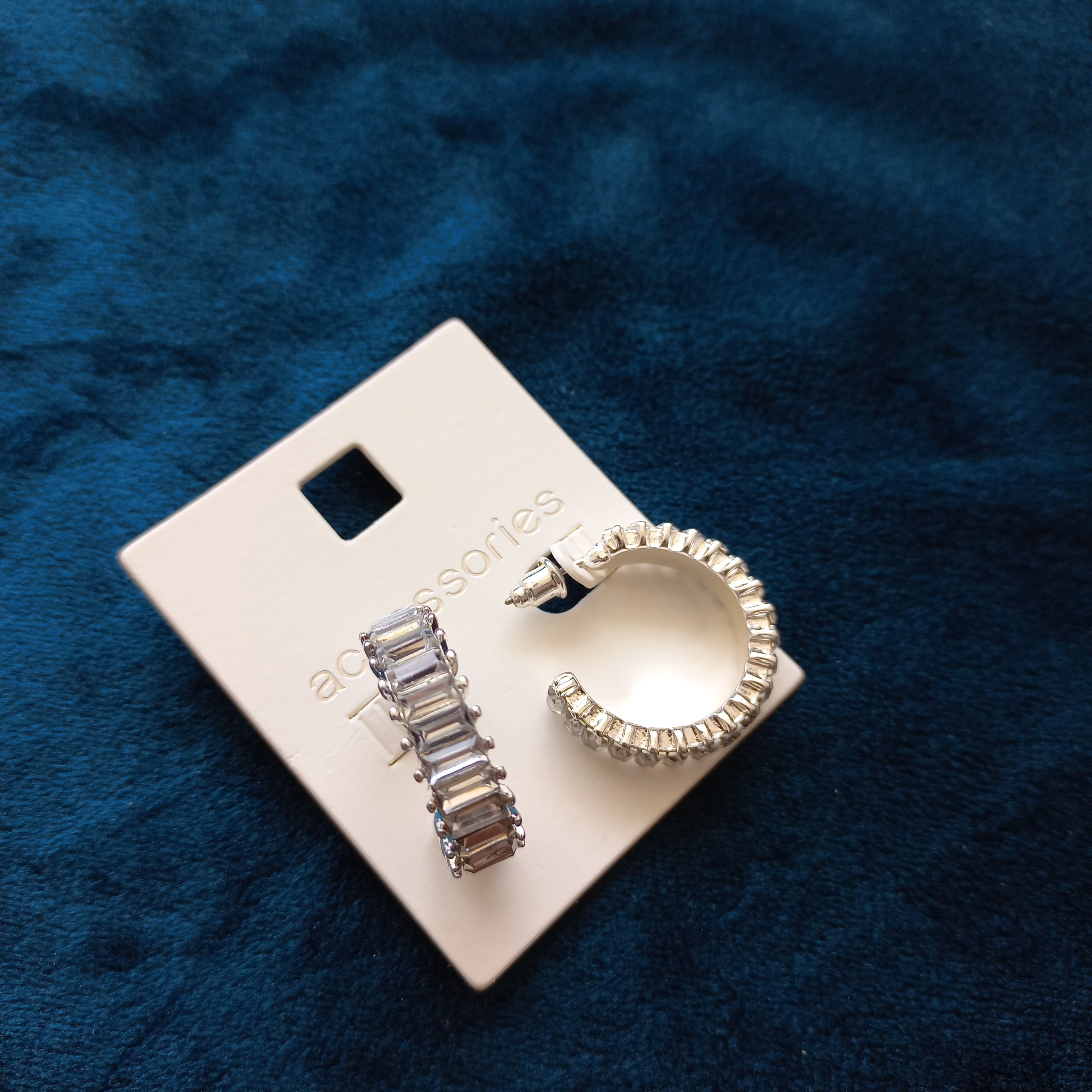 گوشواره زنانه نیم حلقه نگین دار نقره ای برند اروپایی accessories ضدحساسیت