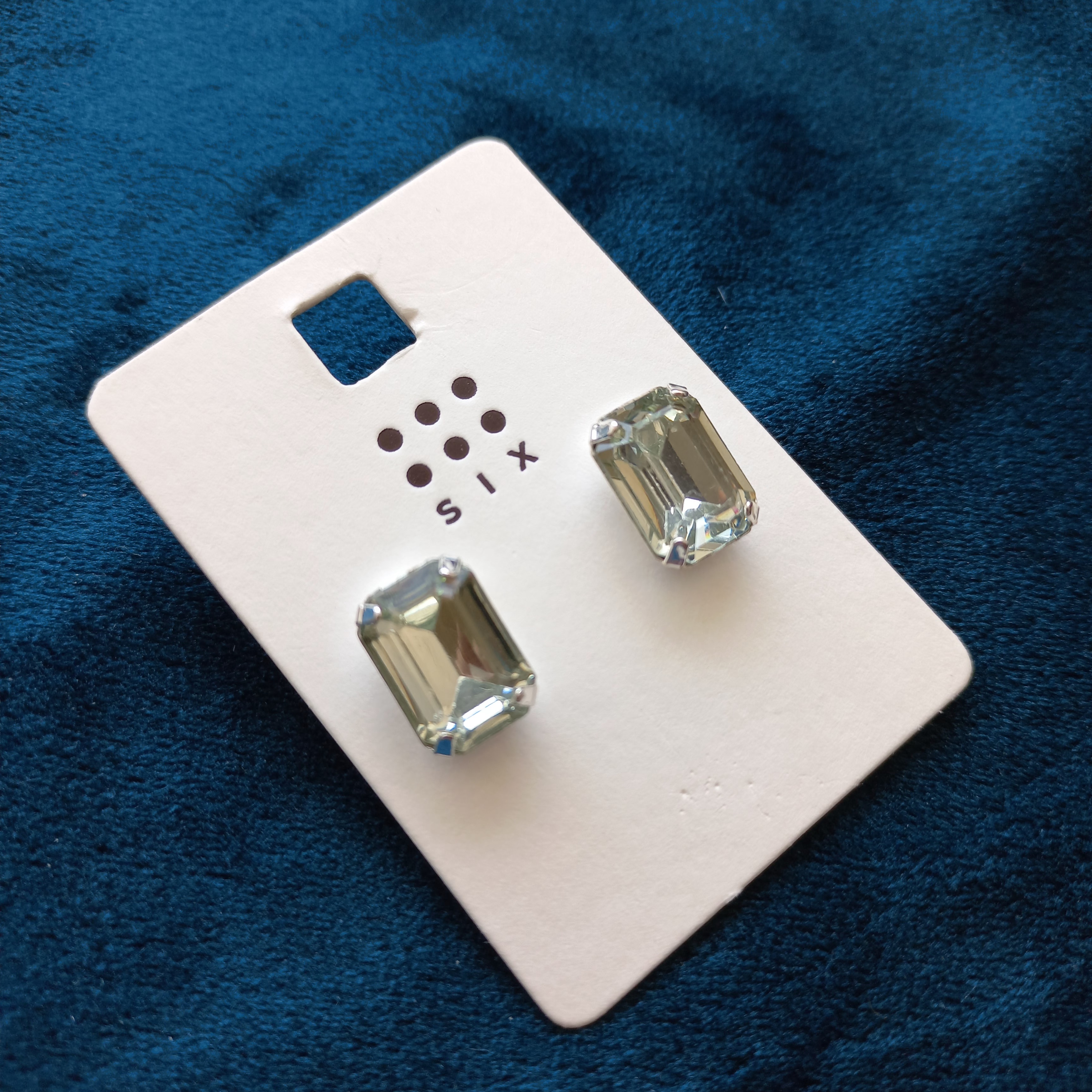 گوشواره زنانه میخی نگین سبز آدامسی نقره ای برند اروپایی six ضدحساسیت