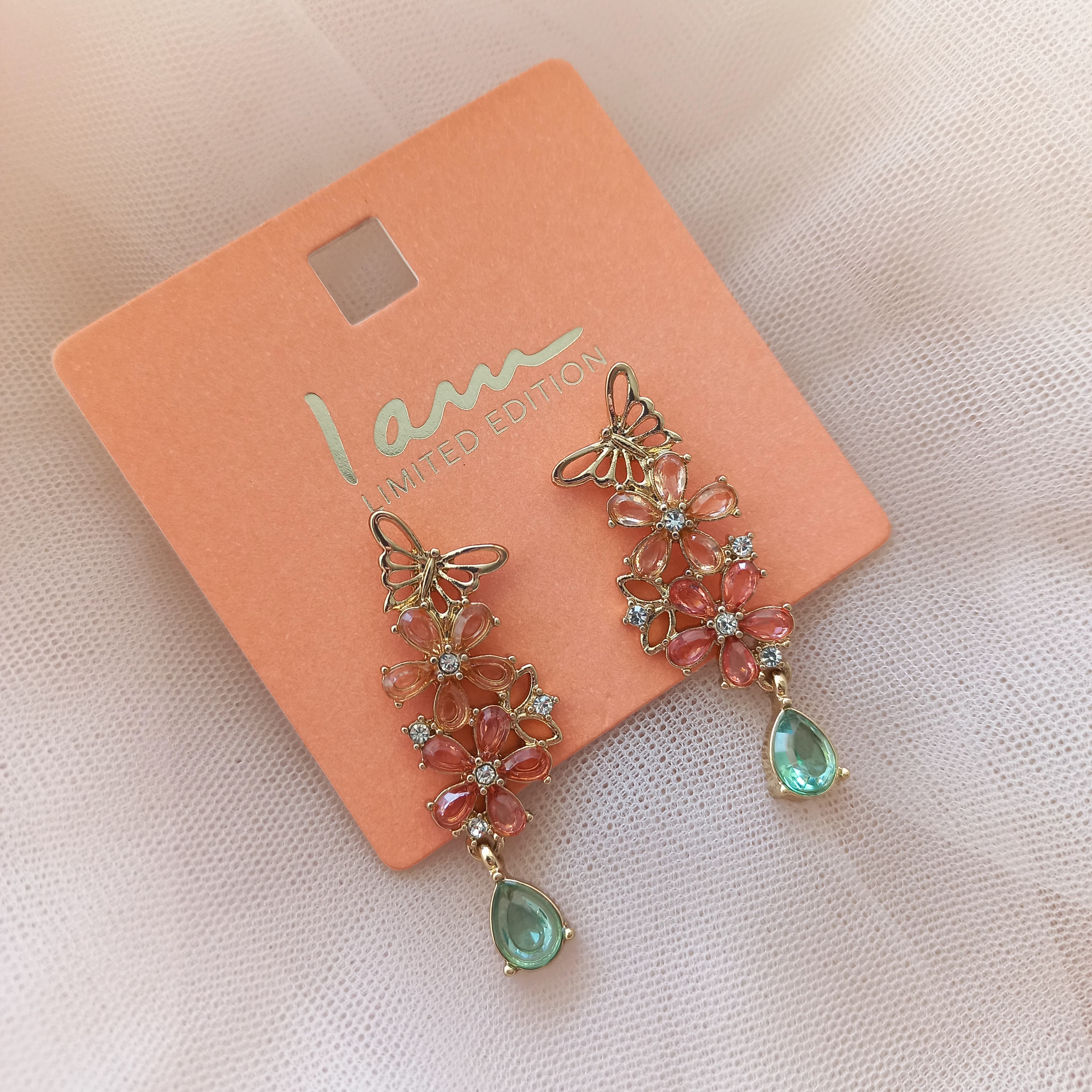 گوشواره زنانه میخی آویز گل پروانه نگیندار طلایی برند اروپایی Iam ضدحساسیت