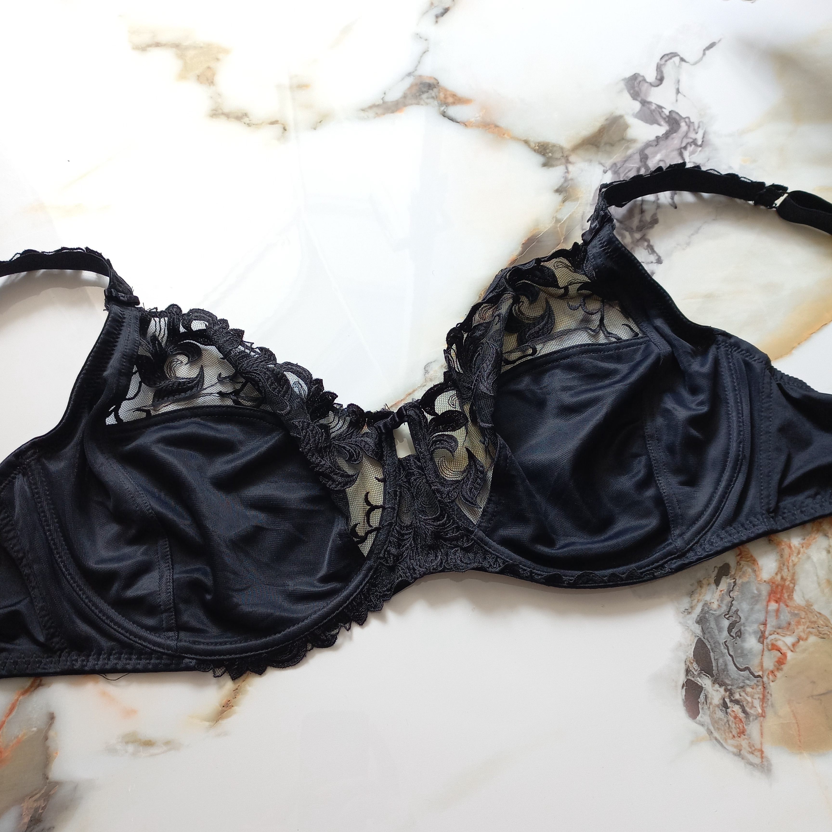 سوتین زنانه فنردار پلی استر توری مشکی برند اروپایی PRETTY SECRETS