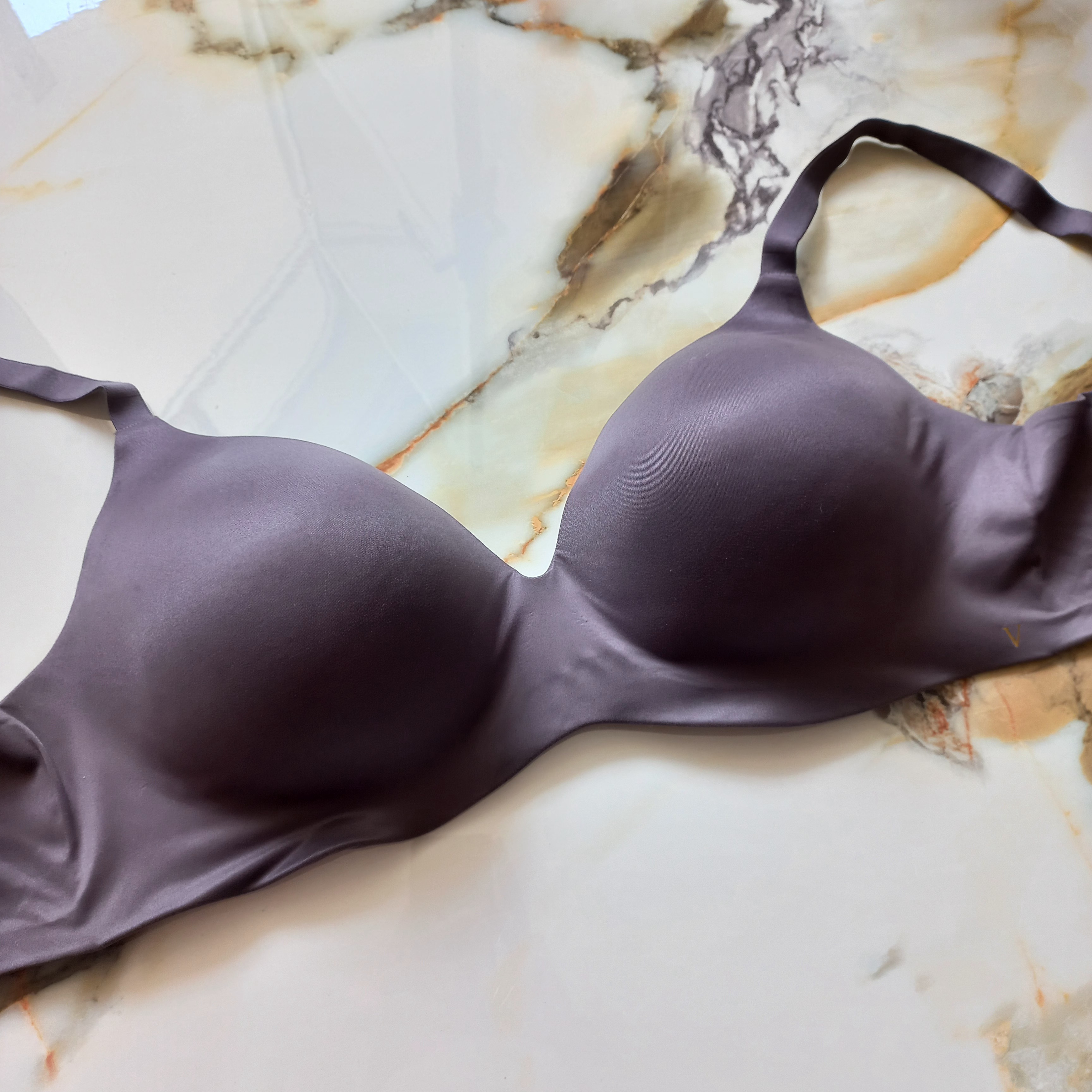 سوتین زنانه اسفنجی پلی استر نخی طوسی برند اروپایی ویکتوریاسکرت