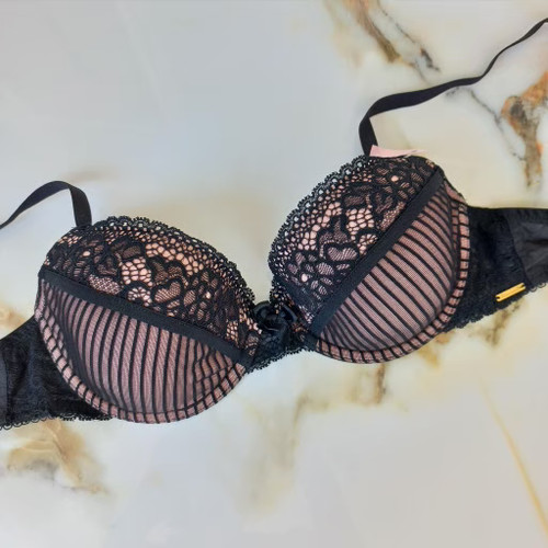 سوتین زنانه اسفنجی فنردار توری مشکی برند اروپایی Boux AVENUE