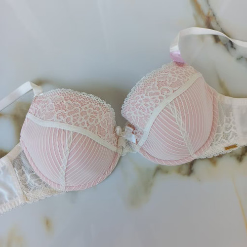 سوتین زنانه اسفنجی فنردار توری نباتی برند اروپایی Boux AVENUE
