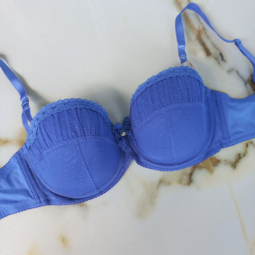 سوتین زنانه اسفنجی فنردار توری آبی یاسی برند اروپایی Boux AVENUE