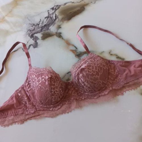 سوتین زنانه اسفنجی فنردار توری کالباسی برند اروپایی H&M 80B